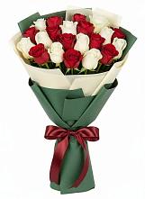 Букет Микс из красных и белых роз в Талинке
