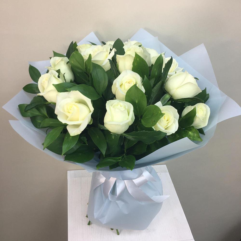 Букет 15 Белых роз Проуд в Талинке