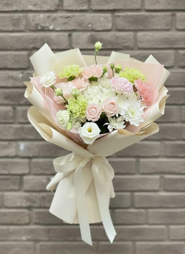 Букет цветов из: Гвоздики, Розы, Лизиантусы и Хризантемы в Талинке