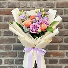 Букет цветов из:  Лизиантусы и Розы в Талинке