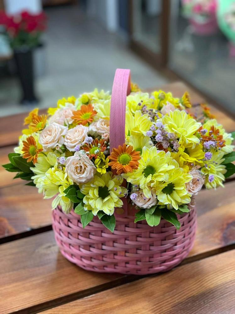 Цветочная композиция из Хризантемы и Розы в корзине в Талинке
