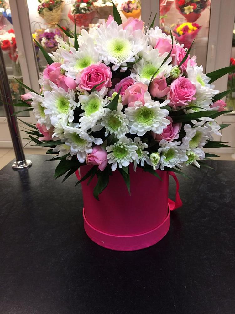 Цветочная композиция из Розы и Хризантемы в шляпной коробке в Талинке