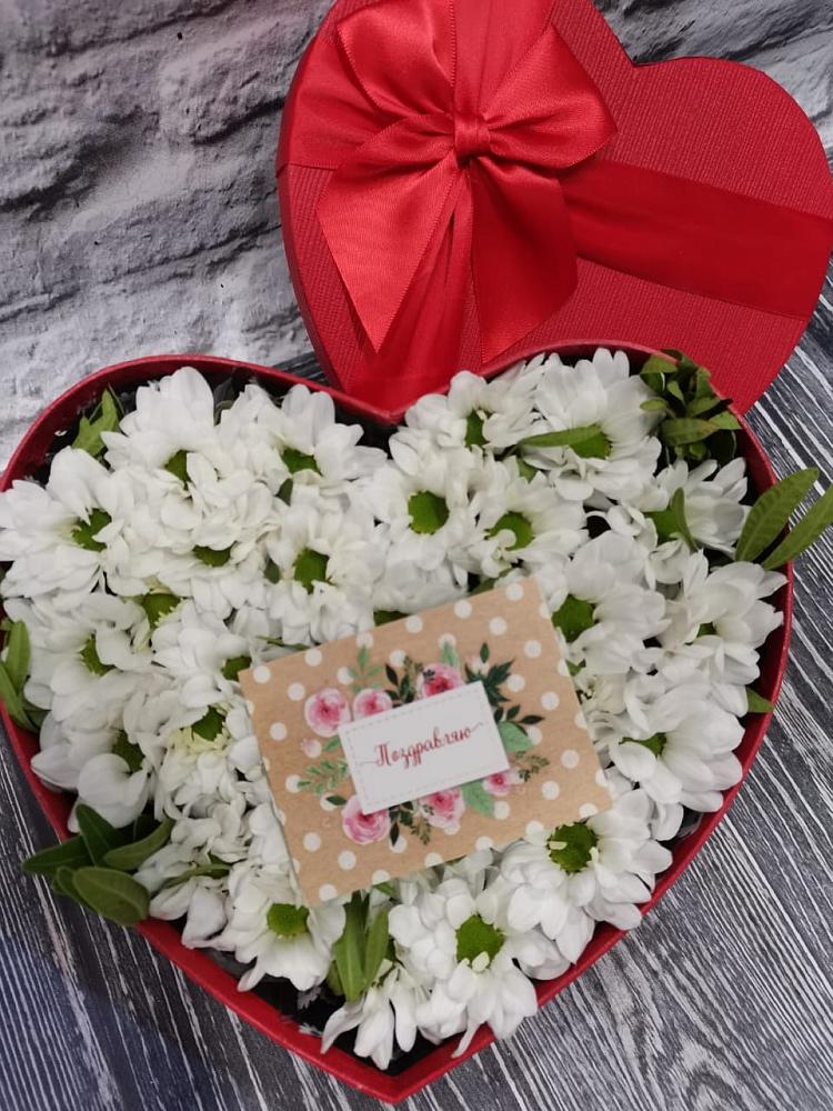 Цветочная композиция из Хризантемы в виде сердца в Талинке