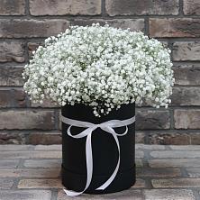 Цветочная композиция из Гипсофила в шляпной коробке в Талинке